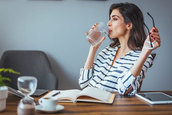 Kolik vody denně potřebujete a proč? Kompletní průvodce pitným režimem